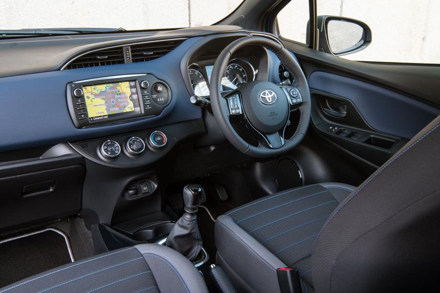 Интерьер Toyota Yaris Bi-Tone 2017 года  (UK) (фото 12 из 40)